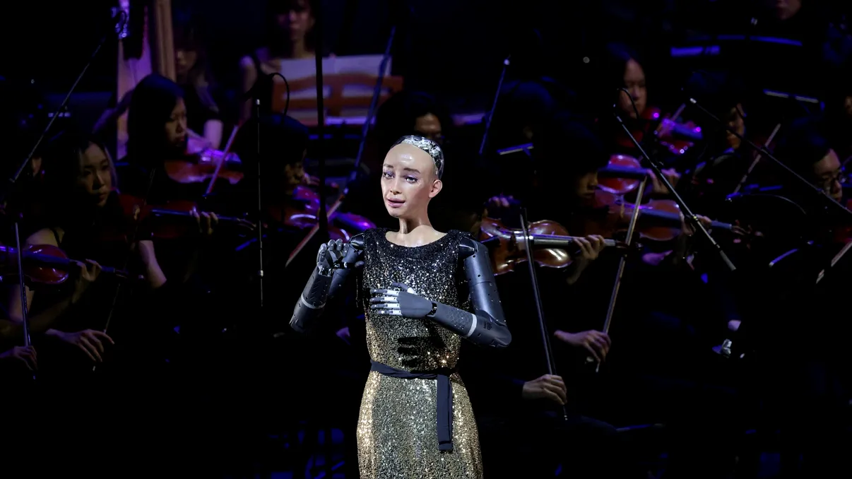 VIDEO: Un robot umanoid a urcat pe scenă alături de o orchestră clasică. Sophia vrea să înțeleagă „experiența umană” a artei