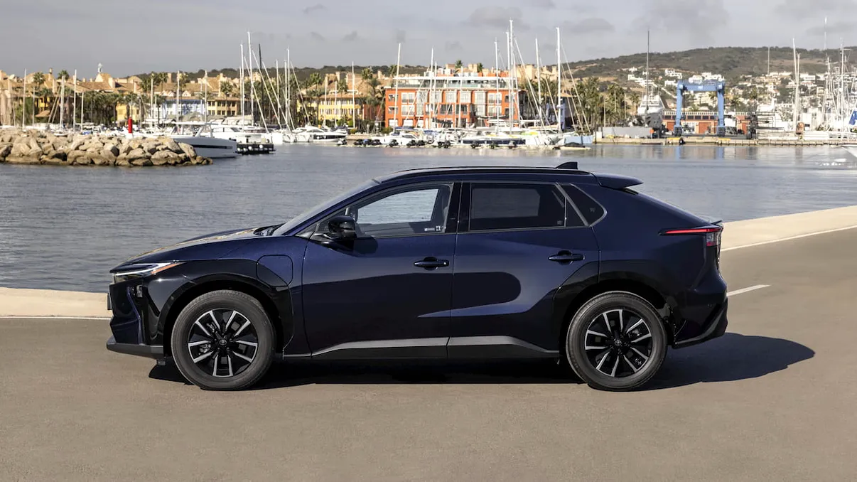 SUV-ul electric Toyota care prinde viteză când benzina se scumpește: bZ promite peste 500 km autonomie