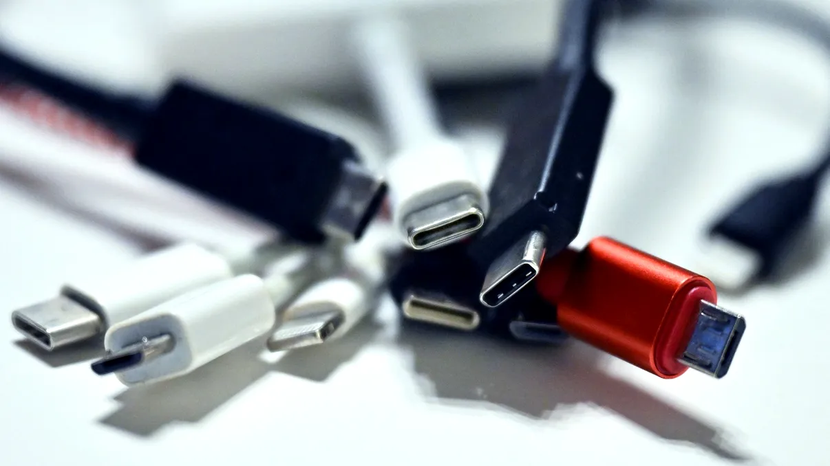 Cum verifici dacă un cablu USB-C suportă încărcare rapidă sau doar transfer de date. Detaliul pe care mulți îl ignoră