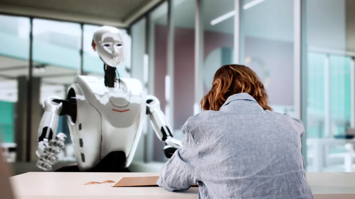 Șeful Microsoft AI spune că majoritatea joburilor de birou ar putea fi înlocuite de inteligența artificială în doar 18 luni