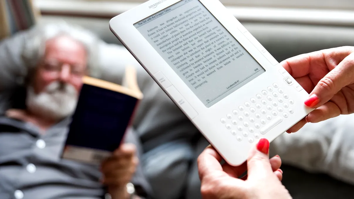 Amazon oprește curând suportul pentru mai multe modele Kindle. Ce trebuie să faci ca să nu-ți pierzi accesul la cărți