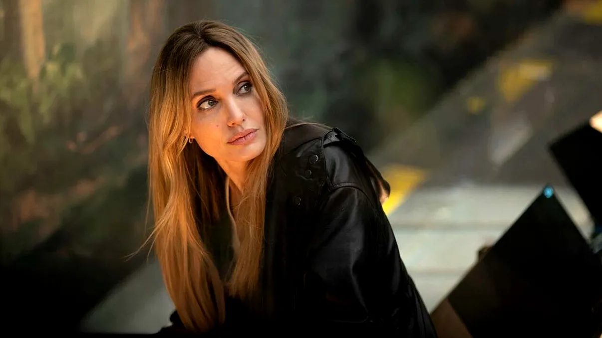 Angelina Jolie transformă durerea medicală în dramă de podium. Filmul „Couture” aduce boala, moda și fragilitatea în același cadru