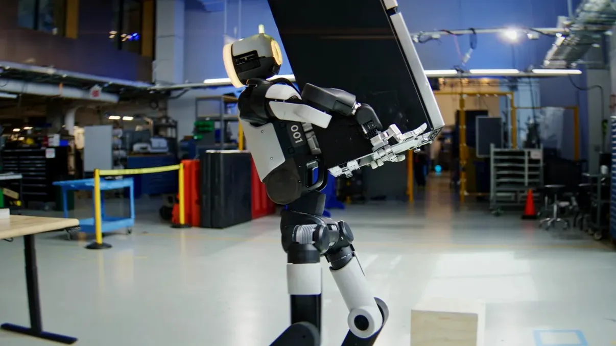 Atlas nu mai pare doar spectaculos, ci util: robotul Boston Dynamics a învățat să ridice obiecte grele cu tot corpul VIDEO