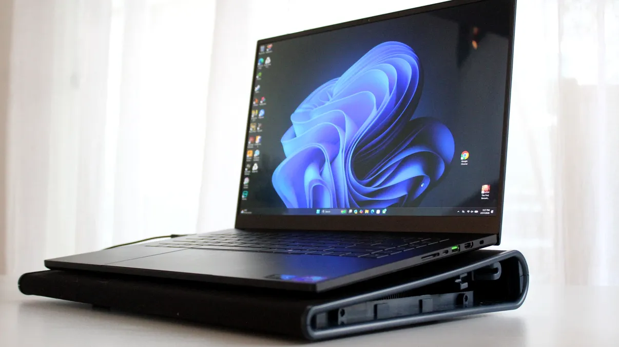 Cooler pad pentru laptop: accesoriul care îți poate salva performanța sau banii aruncați pe marketing