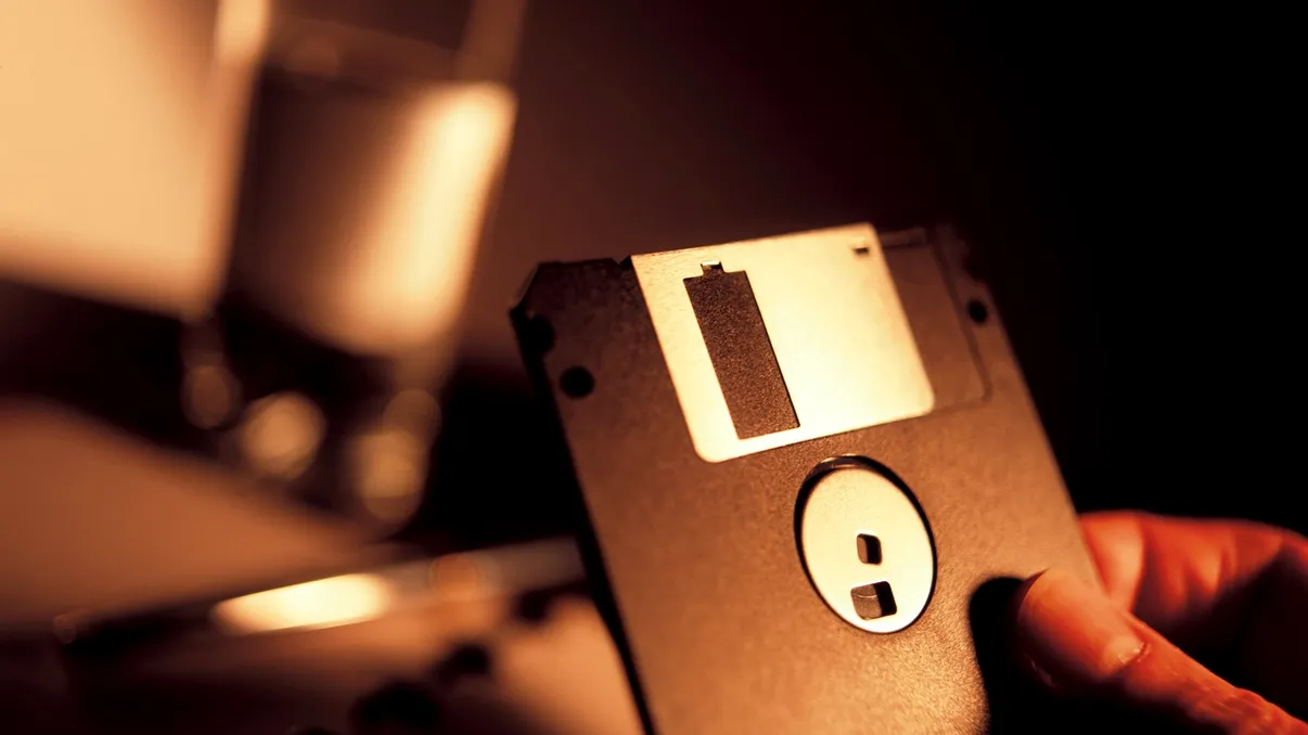 Cum își salvau oamenii fișierele înainte de cloud. Era nevoie de floppy disk-uri, CD-uri și mult optimism