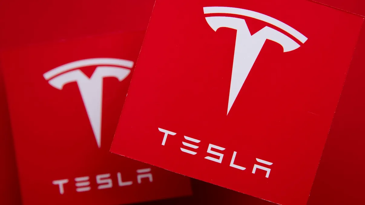 Tesla pregătește un plafon din sticlă „plin de găuri” pentru mașinile electrice. Ideea ar putea crește autonomia EV-urilor