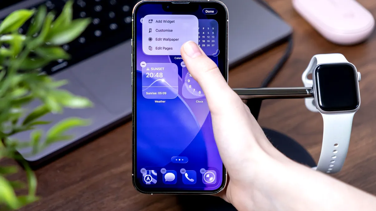 iPhone-ul aniversar pregătit de Apple schimbă complet designul: „Liquid Glass” ar putea deveni realitate