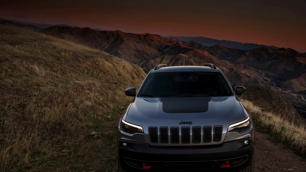 Jeep Cherokee, rechemat pentru o problemă gravă: SUV-ul poate pierde puterea sau o poate lua la vale în parcare