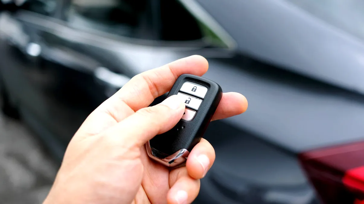 Sistem keyless care merge la o ușă, dar nu la alta: antene, baterie cheie sau interferențe locale