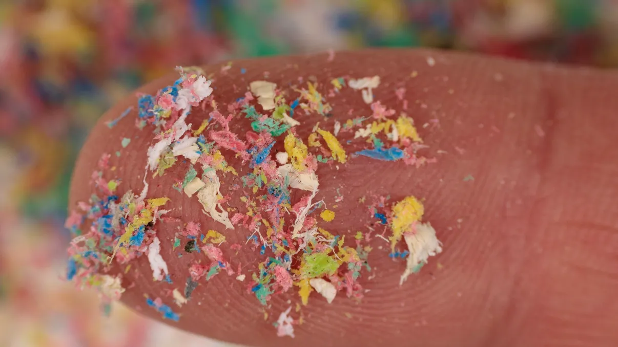 Microplasticele din aer accelerează încălzirea globală: descoperirea care schimbă perspectiva asupra poluării