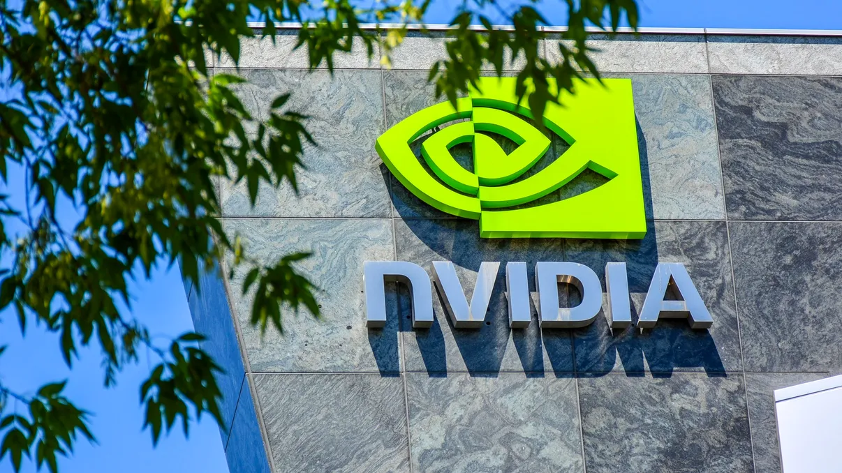 SUA aprobă vânzarea unor cipuri Nvidia către companii chineze, dar livrările sunt blocate. Miza uriașă din spatele vizitei lui Jensen Huang în China