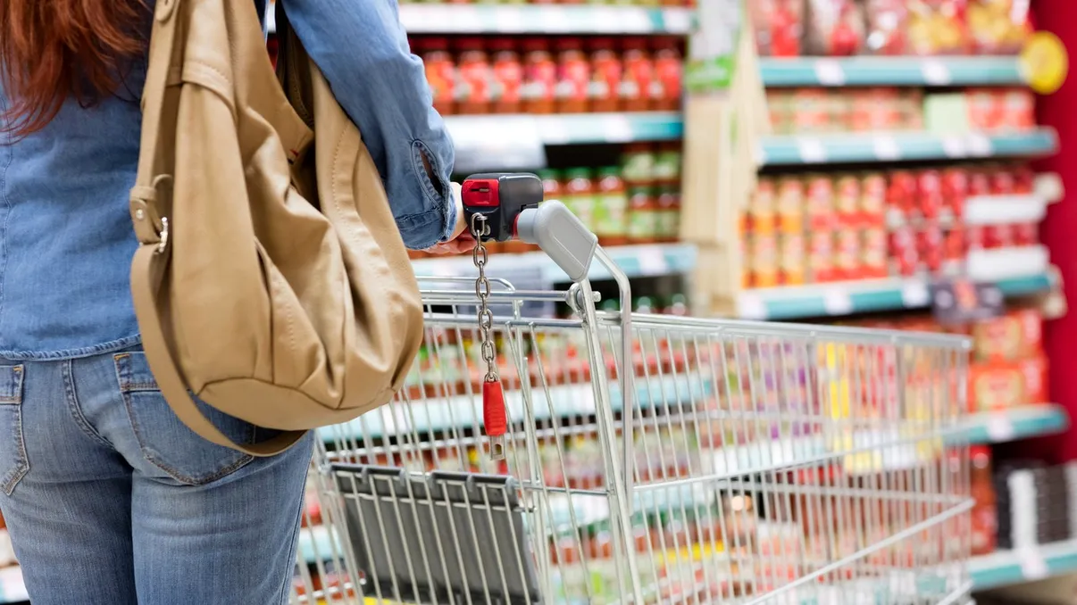 Consumul românilor se prăbușește. România revine la nivelurile din pandemie. Ce înseamnă asta pentru economie