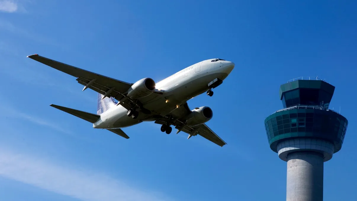 O nouă lovitură pentru economia României. Traficul aerian deasupra țării a scăzut semnificativ, cum sunt afectaţi pasagerii
