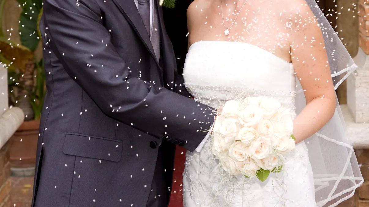 Românii se căsătoresc mai devreme decât majoritatea europenilor și divorțează rar. La ce vârstă se căsătoresc pentru prima dată și cum stăm la speranța de viață
