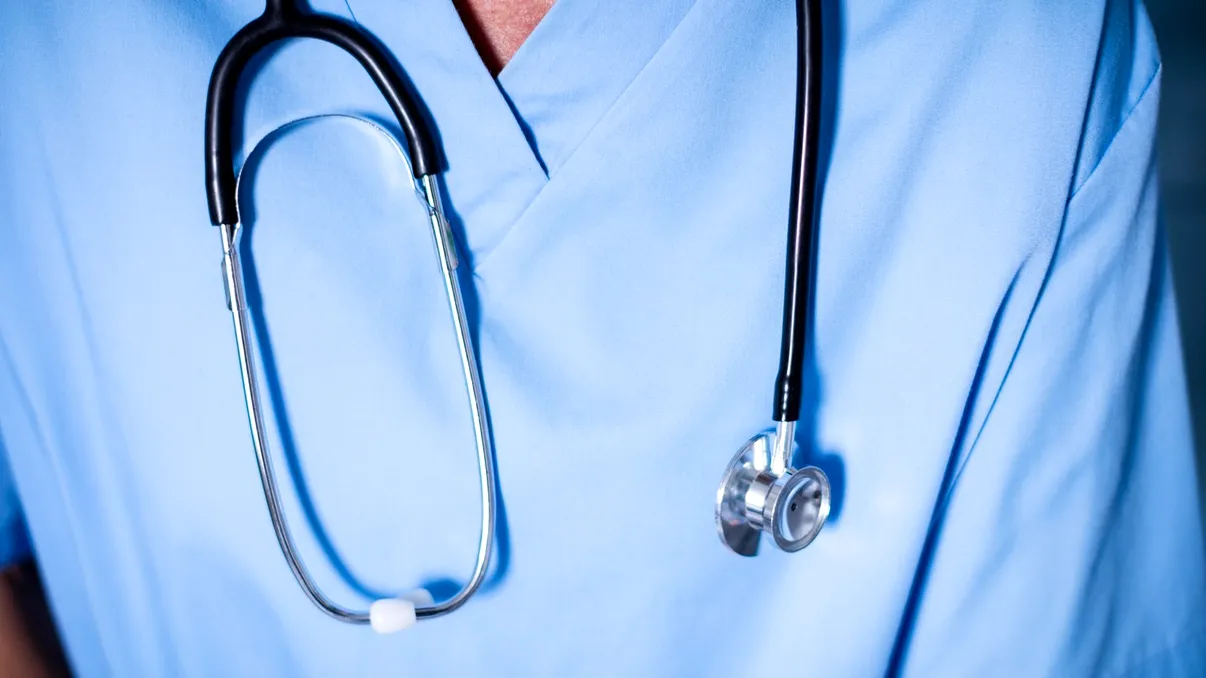 Salariile reale din spitalele din România. Ce spun medicii rezidenți despre bani, gărzi și stres. 
