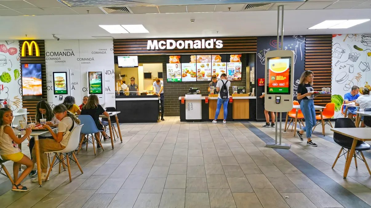 Ce salarii sunt la McDonald's în 2026. Calcule cu tot cu sporuri, compania face angajări