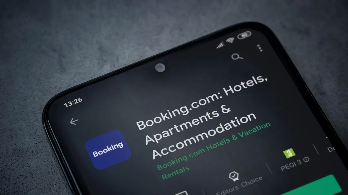 Booking elimină mii de apartamente din România. Ce faci dacă rămâi fără cazare după ce ai plătit