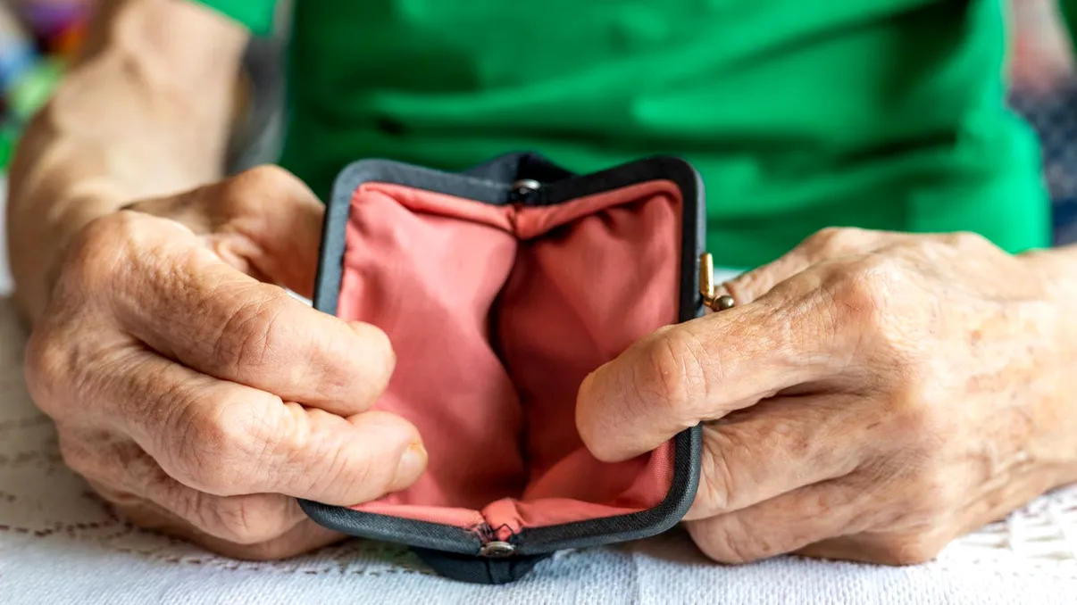 Pensionarii cer în instanță indexarea pensiilor. Câți bani au pierdut românii în ultimii doi ani