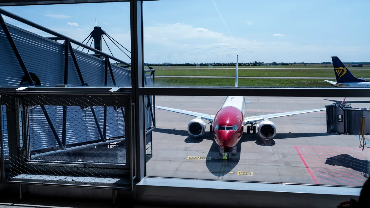 Taxă nouă pentru zborurile din Europa. Cât ar putea plăti în plus pasagerii avioanelor dacă se aprobă, suma nu este deloc mică
