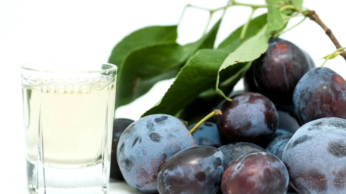 Câți litri de alcool poţi produce în gospodărie fără să încalci legea. Noile limite propuse de Parlament, aşa nu vei plăti accize