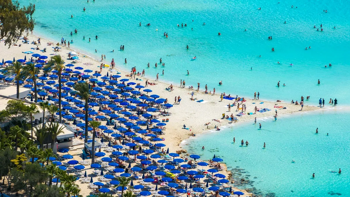 Destinația de vacanță iubită de români a rămas fără turiști. Hotelurile și plajele sunt aproape pustii, operatorii din turism vorbesc despre pierderi uriașe