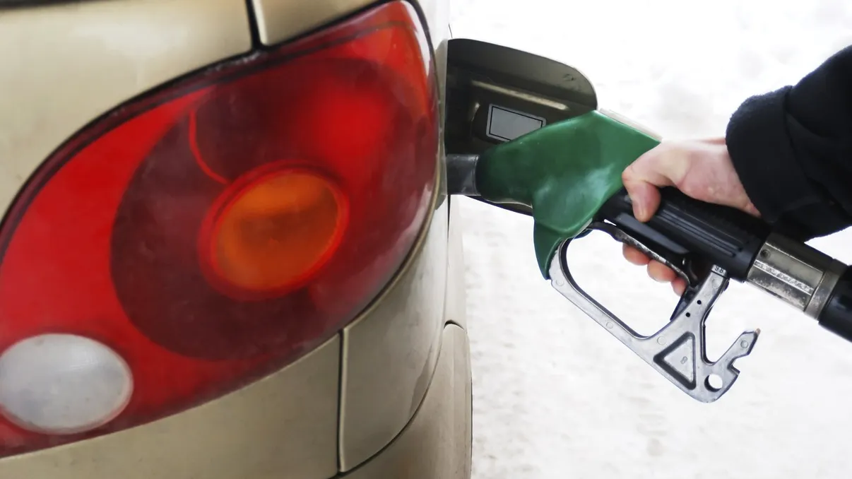 Cât costă motorina și benzina azi, 4 mai 2026. Avertismentul unui mare producător de petrol: „Încă nu se resimte impactul războiului din Iran