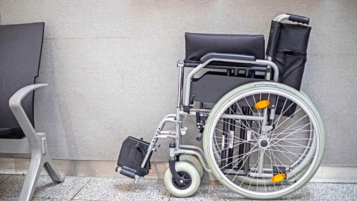 Cu câți ani mai devreme ieși la pensie dacă ai handicap? Legea explicată simplu