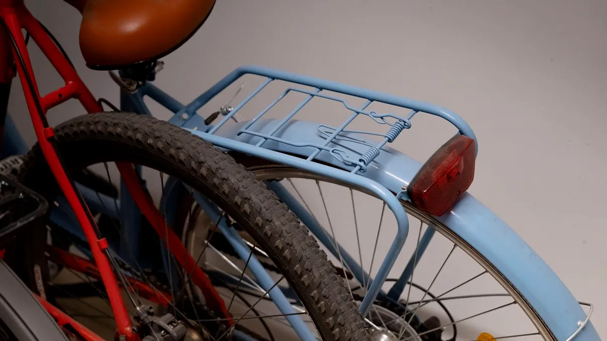 Biciclete prinse de ţeava de gaz de pe casa scării. Cum încalcă românii care stau la bloc legea, se dau amenzi mari