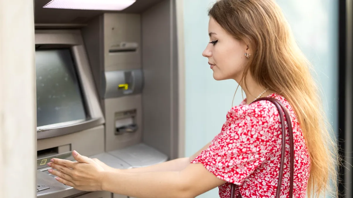 Avertisment pentru românii care pleacă în vacanță: unde e mai bine să plătești cash și unde riști comisioane uriașe cu cardul