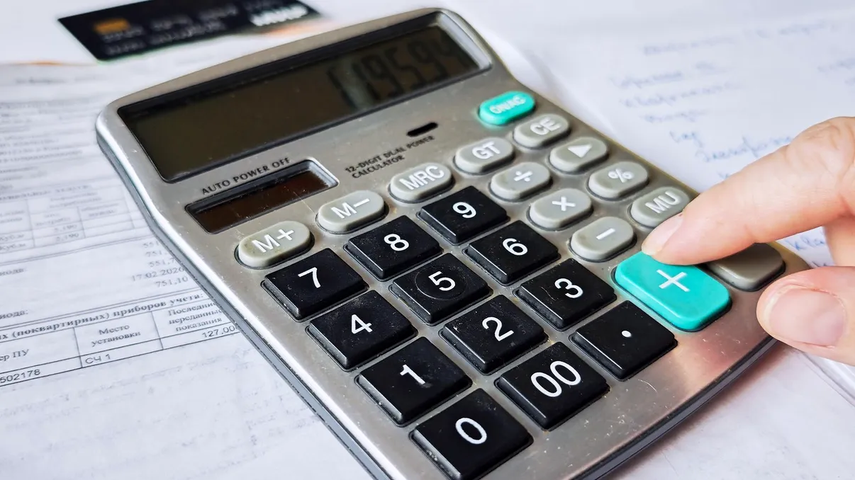 Suma pe care românii o dau în plus lunar pentru cumpărături și servicii față de 2025. Atât ar fi trebuit să crească salariile pentru a face față inflației