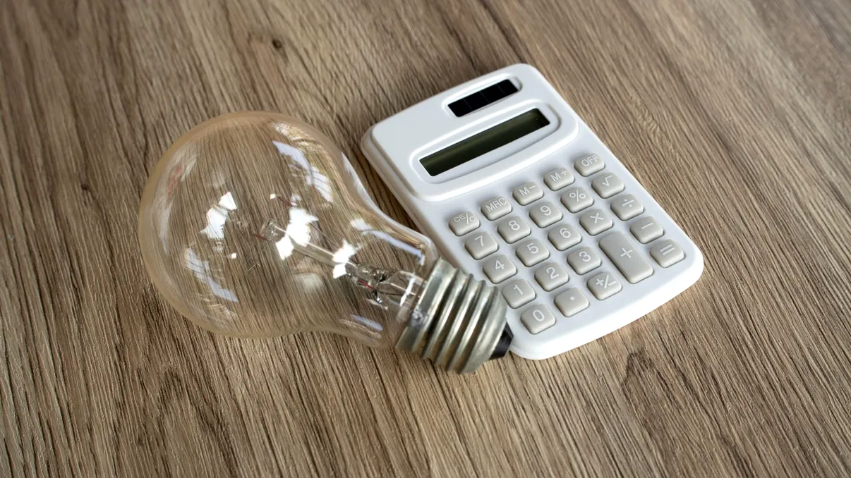 De ce românii plătesc atât de mult la energie, deși țara produce ieftin. Unde se duc 45% din banii din facturi