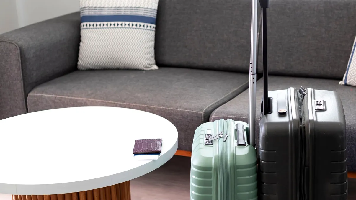 Ghid pentru românii care închiriază pe Airbnb și Booking. Ce taxe vor trebui să plătească proprietarii și regula celor 7 camere