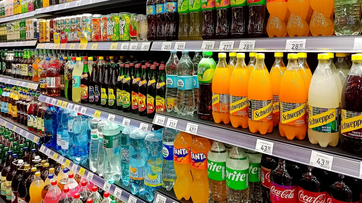 Băuturile româneşti au cucerit rafturile supermarketurilor și au intrat în luptă cu Coca-Cola. Cine sunt tinerii care au creat una dintre cele mai puternice afaceri locale