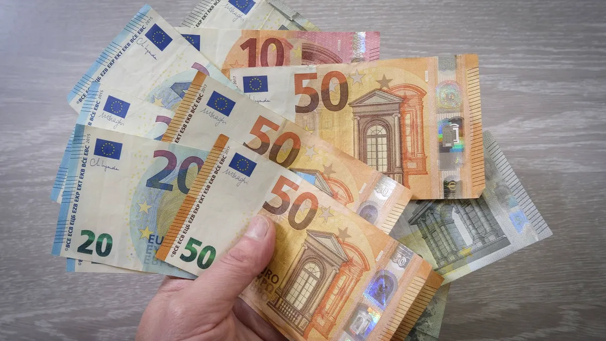 E bine sau nu să cumperi euro în această perioadă, conform specialiştilor. Criza politică face din leu cea mai slabă monedă din regiune
