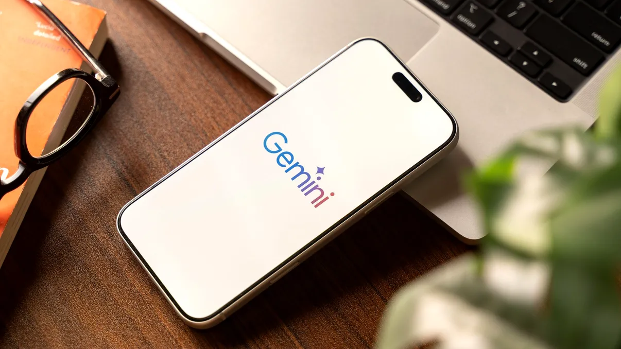 Gemini se reinventează complet: Google schimbă radical designul aplicației AI cu un nou UI inspirat de Liquid Glass