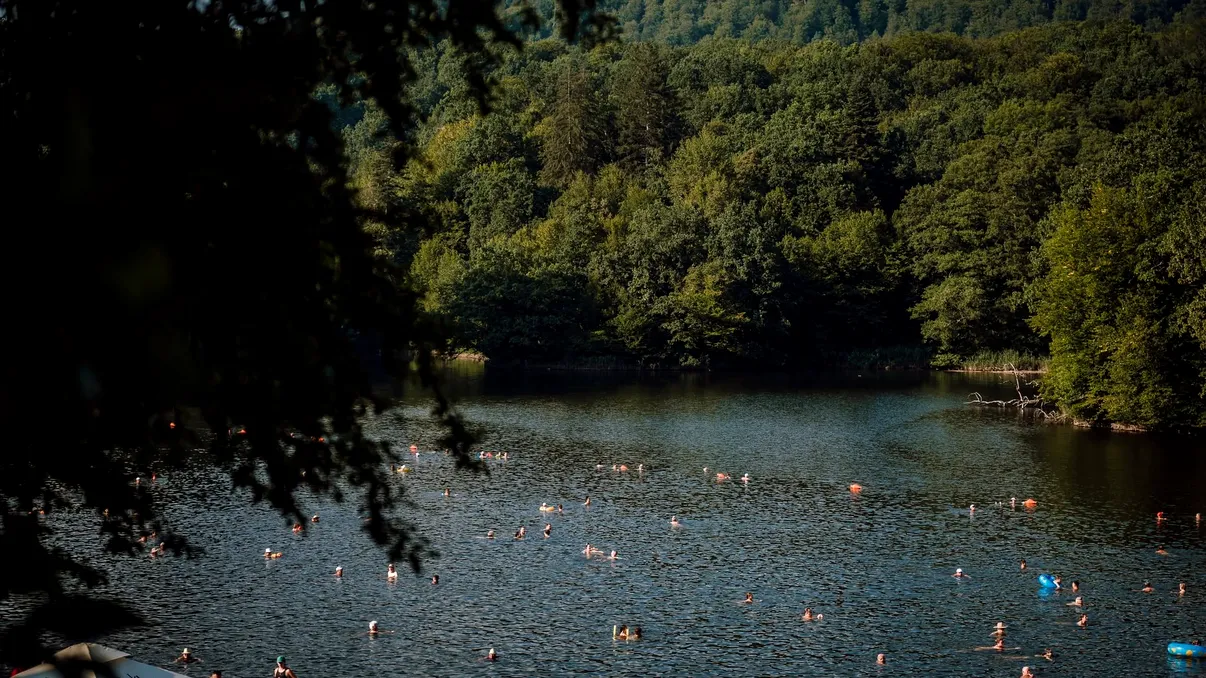 Lacul din România care se încălzește singur. Fenomenul rar atrage turiști din toată lumea
