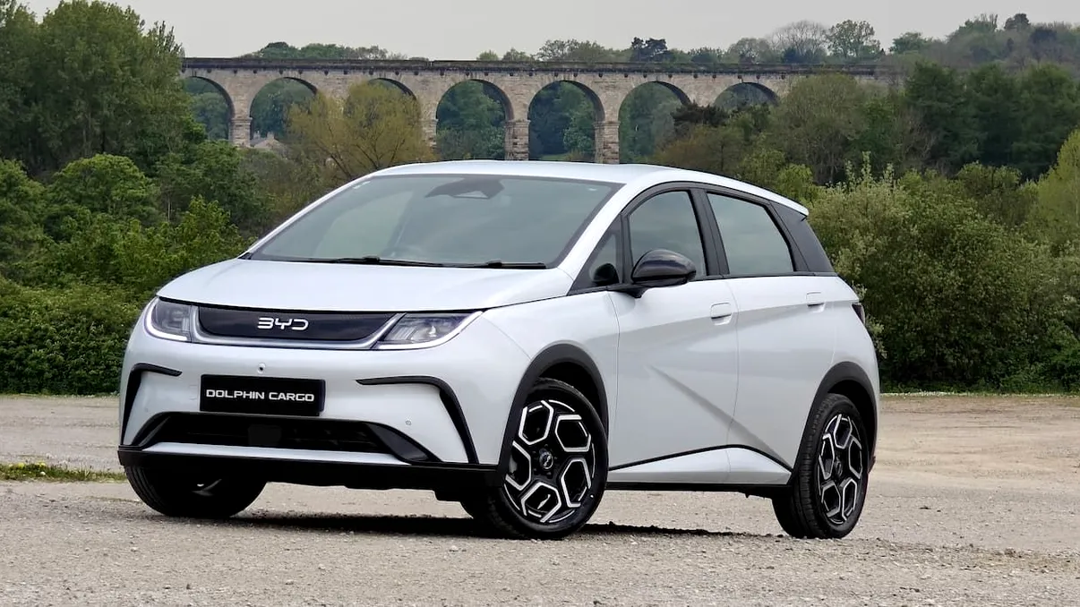 Chinezii vin cu duba electrică pentru firme mici: BYD Dolphin Cargo e-Van are pompă de căldură și cameră 360 standard la 558 kilometri autonomie