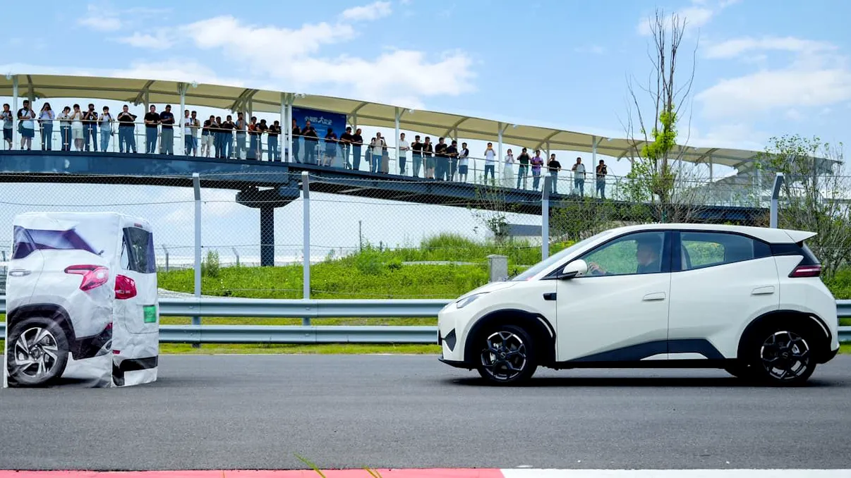 BYD face ce Tesla nu a promis niciodată: plătește daunele dacă sistemul său rival FSD provoacă accidente