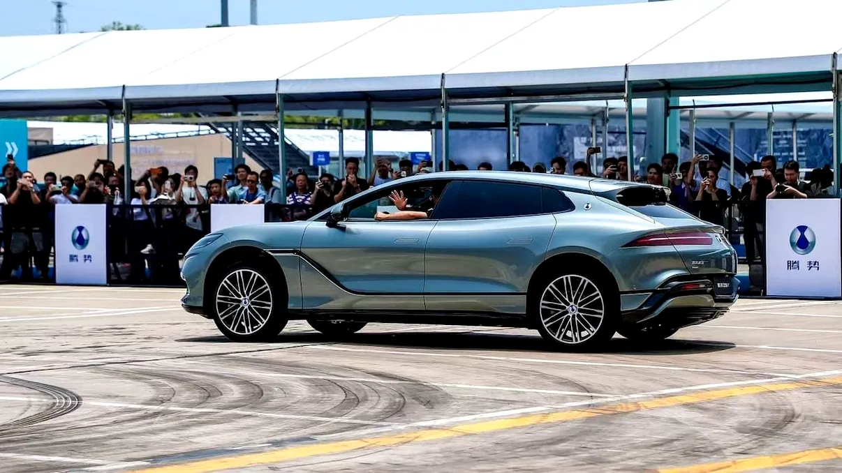 BYD atacă Porsche Panamera cu Denza Z9 GT: mașina electrică cu 1000 de kilometri autonomie costă 115.000 de euro în Europa și se încarcă în 9 minute