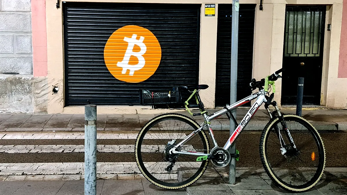 Bitcoin se prăbușește, iar piața cripto pierde trilioane de dolari. Legătura cu febra AI