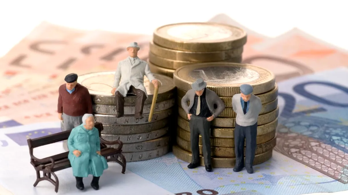Când vor fi plătite pensiile în iulie 2026. Pensionarii ar putea primi banii mai devreme