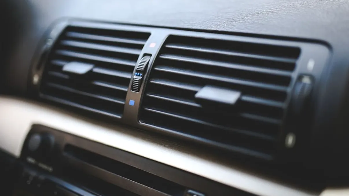 Zgomot de „clic-clic” din bord la schimbarea temperaturii: motorase HVAC sau clapete gripate, ce înseamnă