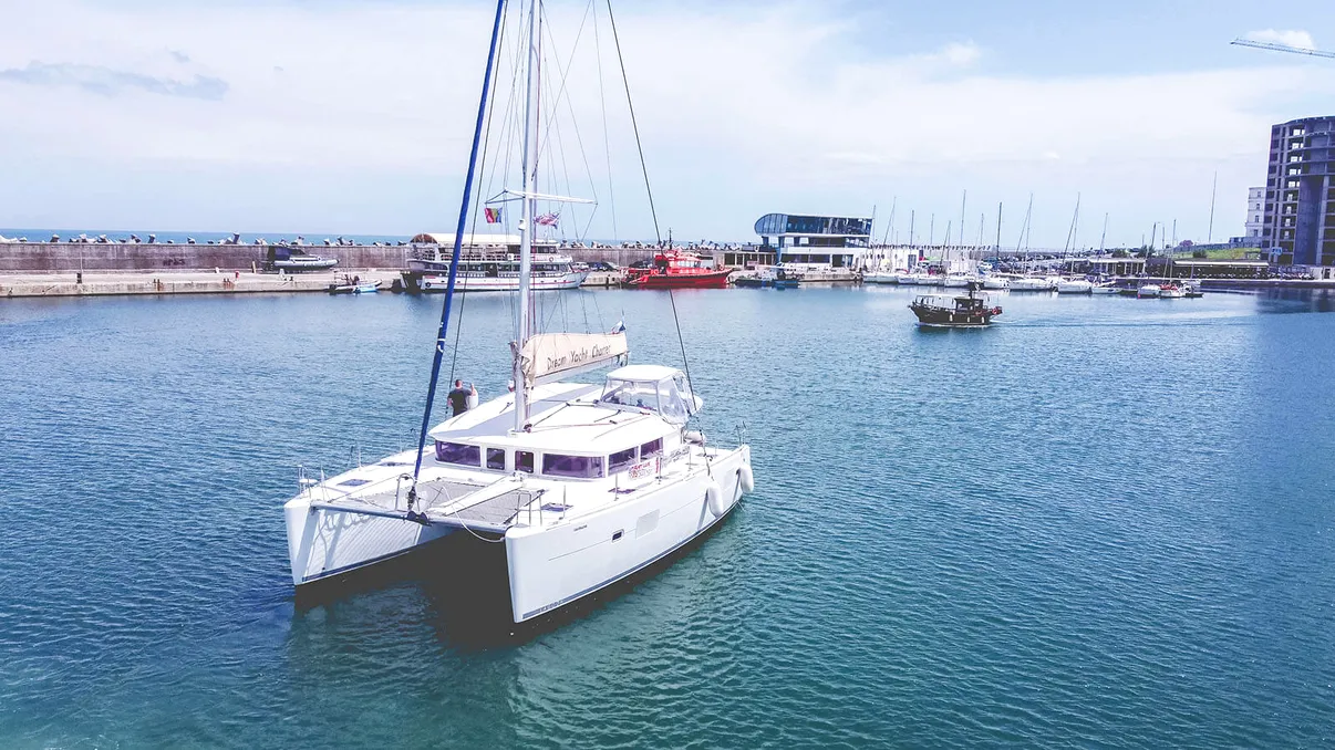 Cât costă o plimbare cu catamaranul în largul Mării Negre, la Eforie, în 2026. Copiii au acces gratuit