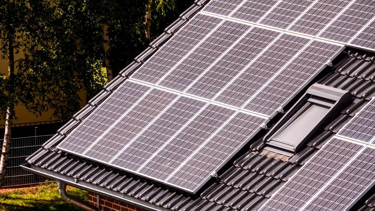 Cât costă să devii independent energetic în 2026. În câți ani îți scoți banii pe panouri fotovoltaice și ce opțiuni de finanțare au românii