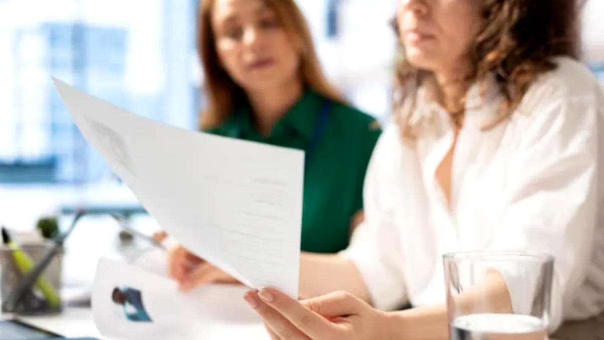 Contract pe perioadă determinată sau nedeterminată? Diferențele care îți pot influența salariul și drepturile
