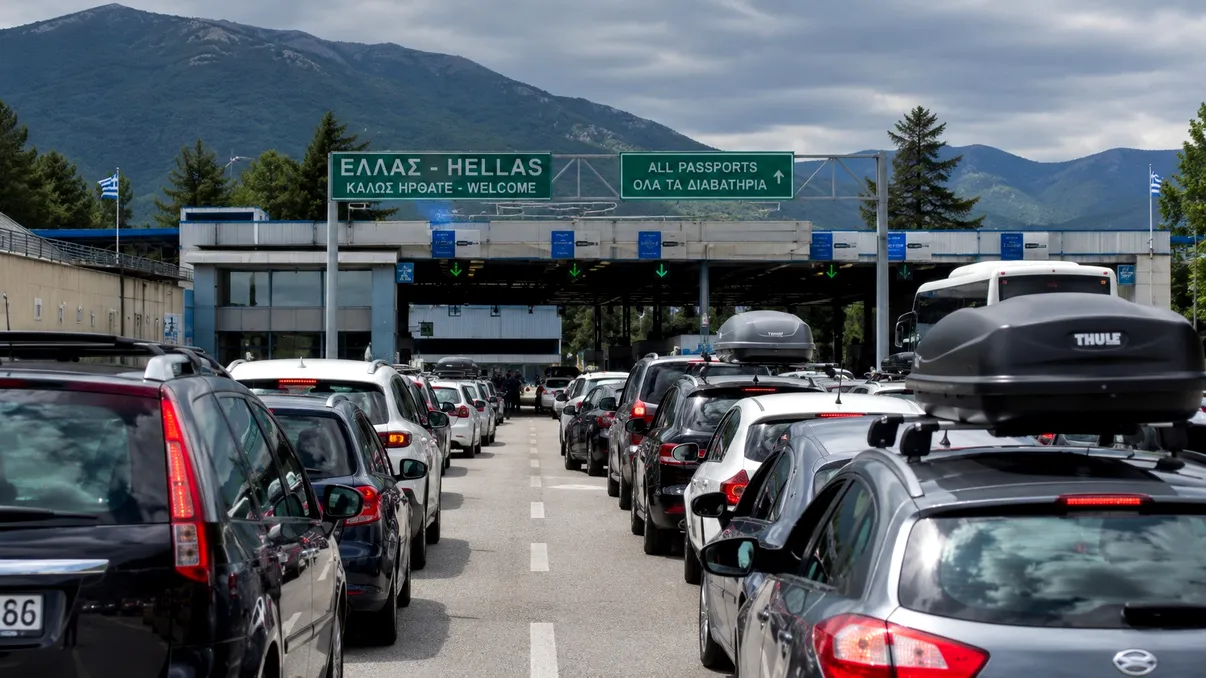Cozi uriașe la intrarea în Grecia. Turiștii așteaptă ore întregi din cauza noului sistem biometric: „Așa va fi toată vara”