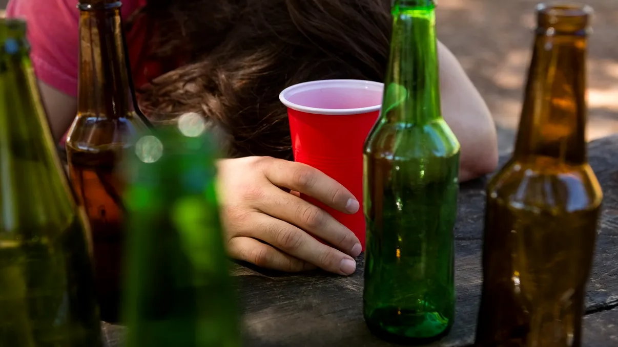 Trucul simplu care îi ajută pe oameni să reducă consumul de alcool. Rezultatele unui studiu pe aproape 8.000 de persoane