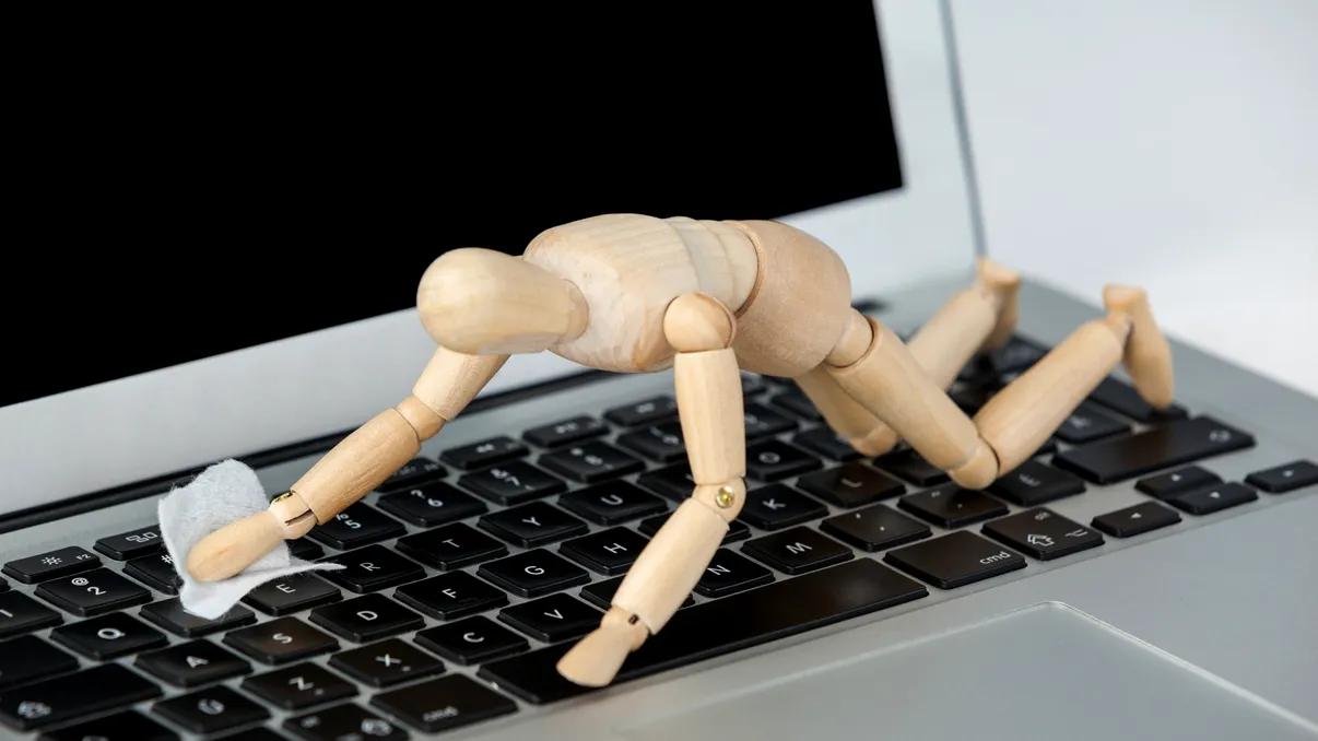Greșeala care îți poate distruge laptopul când îl cureți. Ce recomandă experții pentru întreținerea corectă a computerului