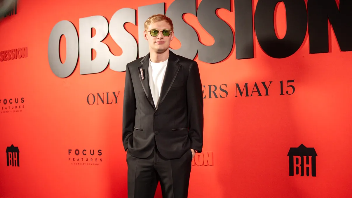 După succesul uriaș al „Obsession”, regizorul Curry Barker primește un contract de milioane pentru următorul film horror