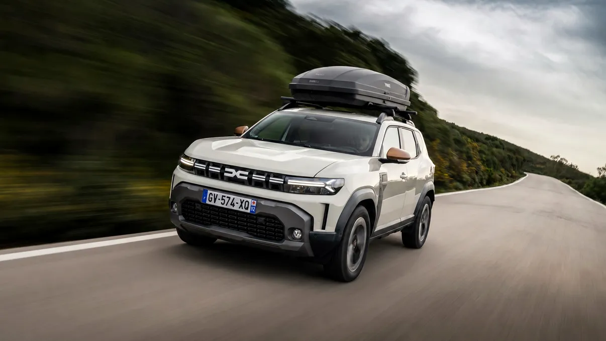 Dacia pe autostradă cu patru pasageri și bagaje: ce motorizări se simt confortabil și care obosesc